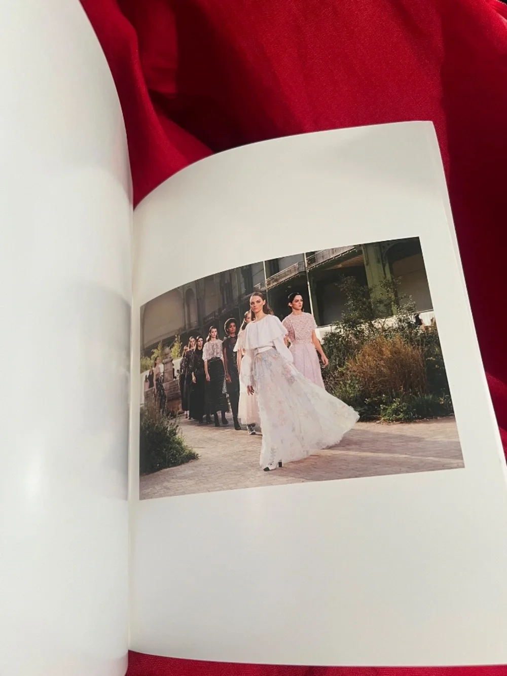New 2020 CHANEL Haute Couture Printemps Été Collection Lookbook & Linen Bag